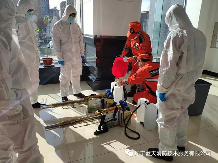 危难之时 蓝天消防应急救援大队为我市人群密集场所进行消毒作业