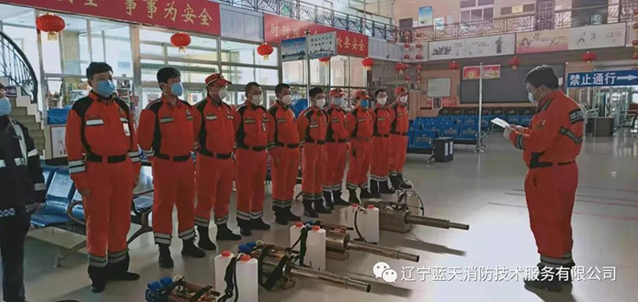 危难之时 蓝天消防应急救援大队为我市人群密集场所进行消毒作业