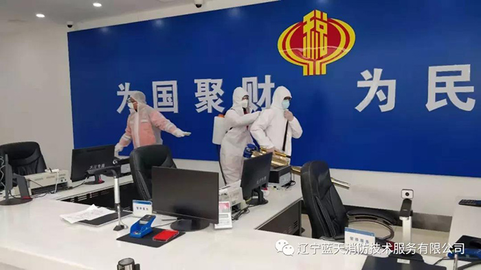 危难之时 蓝天消防应急救援大队为我市人群密集场所进行消毒作业