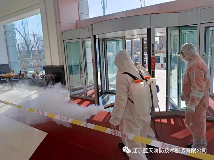 危难之时 蓝天消防应急救援大队为我市人群密集场所进行消毒作业